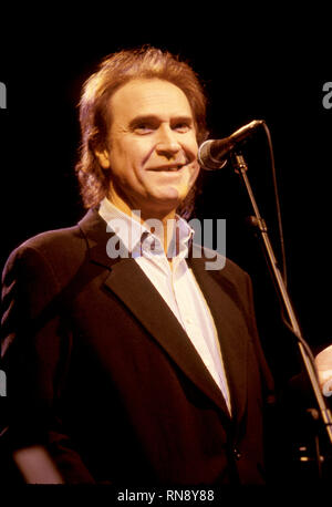 Rock Musiker Ray Davies, am besten als Leadsänger und Songwriter für die Kinks bekannt ist, dargestellt singen Lieder aus seiner "kleinen schwarzen Buch' während ein solo Konzert. Stockfoto