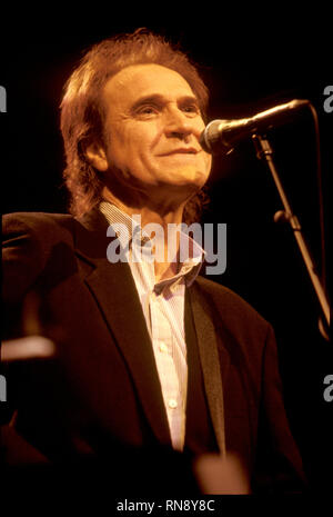 Rock Musiker Ray Davies, am besten als Leadsänger und Songwriter für die Kinks bekannt ist, dargestellt singen Lieder aus seiner "kleinen schwarzen Buch' während ein solo Konzert. Stockfoto