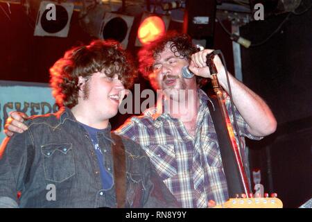 Antrieb durch Truckers Jason Isbell und Patterson Hood wird angezeigt, während eine "Live"-Konzert aussehen. Stockfoto