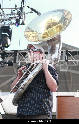 Horn player Rob Volo ist dargestellt auf der Bühne während einer "live"-Konzert Auftritt mit tiefen Banane Blackout. Stockfoto