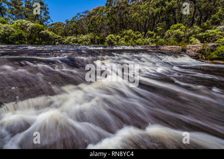 Verschwommene Bewegung von Wasser in das Känguru Fluss, NSW, Australien fließende Stockfoto