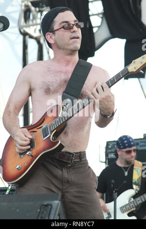 Sänger und Gitarrist James "Fuzz" Giovanni ist dargestellt auf der Bühne während einer "live"-Konzert Erscheinungsbild tief Banane Blackout. Stockfoto