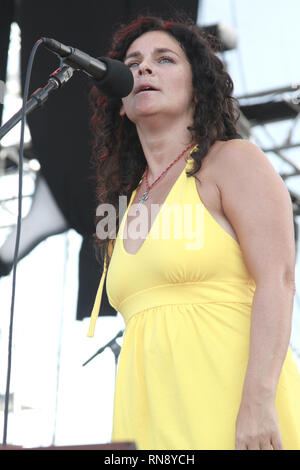 Sängerin Jen Durkin ist dargestellt auf der Bühne während einer "live"-Konzert Auftritt mit tiefen Banane Blackout. Stockfoto