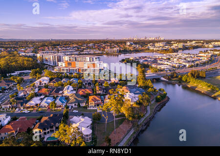 Varsity Lakes suburb Luxus Immobilien bei Sonnenuntergang. Gold Coast, Queensland, Australien - Luftbild Landschaft Stockfoto