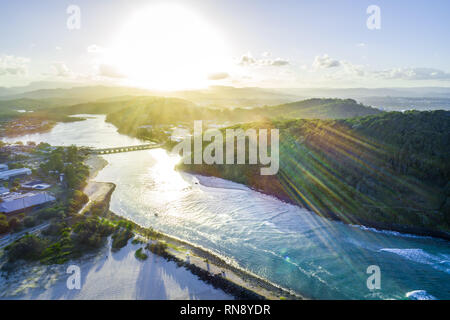 Luftaufnahme von Sonnenuntergang mit Sun flare über Tallebudgera Creek in Gold Coast, Queensland, Australien Stockfoto