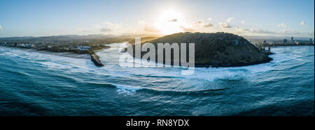 Antenne Panorama der Tallebudgera creek Mund und Burleigh Kopf Nationalpark bei Sonnenuntergang. Gold Coast, Queensland, Australien Stockfoto