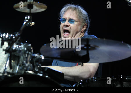 Deep Purple Schlagzeuger Ian Paice ist dargestellt auf der Bühne während einer "live"-Konzert aussehen. Stockfoto