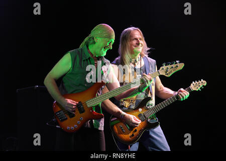 Deep Purple Bassist Roger Glover und Gitarrist Steve Morse angezeigt werden gemeinsam während einer "live"-Konzert aussehen. Stockfoto