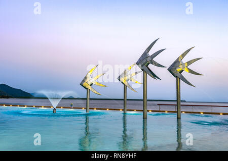 Cairns Lagune bei Sonnenaufgang mit beleuchteten Fisch Skulpturen, Cairns Esplanade, Far North Queensland, FNQ, QLD, Australien Stockfoto