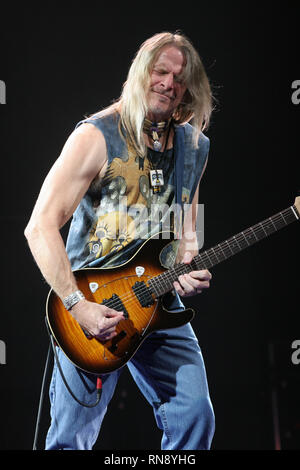 Deep Purple Gitarrist Steve Morse ist dargestellt auf der Bühne während einer "live"-Konzert aussehen. Stockfoto