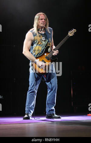 Deep Purple Gitarrist Steve Morse ist dargestellt auf der Bühne während einer "live"-Konzert aussehen. Stockfoto