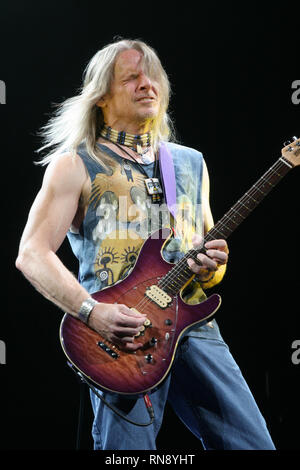 Deep Purple Gitarrist Steve Morse ist dargestellt auf der Bühne während einer "live"-Konzert aussehen. Stockfoto