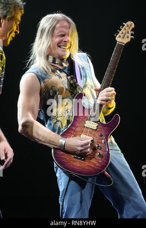 Deep Purple Gitarrist Steve Morse ist dargestellt auf der Bühne während einer "live"-Konzert aussehen. Stockfoto