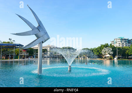 Fisch Skulptur und wasserspeier an der Lagune, Cairns Esplanade, Far North Queensland, FNQ, QLD, Australien Stockfoto