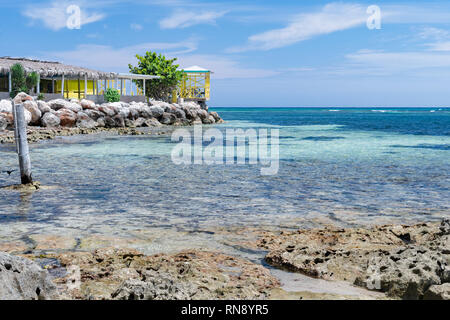 Restaurant an der Küste Ozean Felsen auf der tropischen Insel der Karibik. Sonnigen Tag klares Wasser Sommerferien. Stockfoto