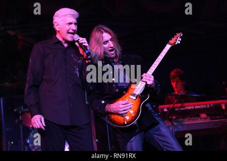 Der ehemalige Sänger und Keyboarder von Styx, Dennis DeYoung gezeigt wird auf der Bühne mit seinem Solo Band während einer "live"-Konzert aussehen. Stockfoto