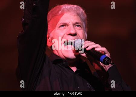 Der ehemalige Sänger und Keyboarder von Styx, Dennis DeYoung gezeigt wird auf der Bühne mit seinem Solo Band während einer "live"-Konzert aussehen. Stockfoto