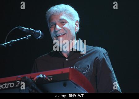 Der ehemalige Sänger und Keyboarder von Styx, Dennis DeYoung gezeigt wird auf der Bühne mit seinem Solo Band während einer "live"-Konzert aussehen. Stockfoto