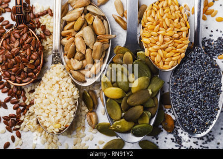 Satz von verschiedenen Samen, die als Zutaten oder als Stand-alone-Produkte, Top View verwendet Stockfoto