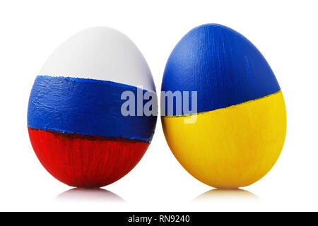 Zwei Ostereier in den Farben der Flagge von Russland und der Ukraine gemalt, auf weißem Hintergrund Stockfoto