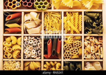 Vielzahl von Pasta in einer Holzkiste, Ansicht von oben. Essen Hintergrund Stockfoto