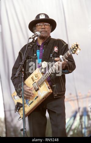 Musiker Bo Didley angezeigt, während auf der Bühne ein "live"-Konzert aussehen. Stockfoto