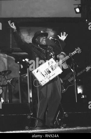 Musiker Bo Didley angezeigt, während auf der Bühne ein "live"-Konzert aussehen. Stockfoto