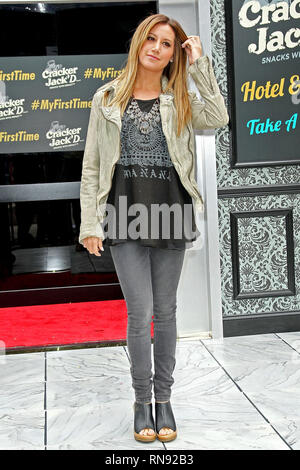 New York, USA. 15 Mai, 2013. Ashley Tisdale, hostet die Mittwoch, 15. Mai 2013 Erstmals mit Cracker Jack im Madison Square Park in New York, USA. Quelle: Steve Mack/S.D. Mack Bilder/Alamy Stockfoto