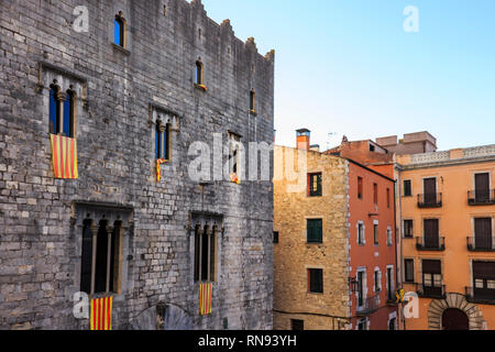 Die senyera (Flagge von Katalonien) angezeigt außerhalb Windows am Cathedral Square, Girona Stockfoto