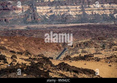 Straße über Krater aus Lava in Teneriffa Stockfoto