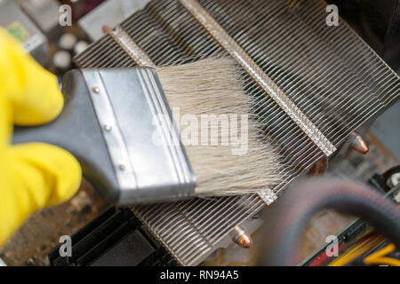 Desktop Computer Staub reinigen mit Quaste. CPU-Kühler mit Staub und Web. Stockfoto