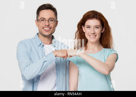 Glücklich, Frau und Mann, fist Bump bei Camera suchen Stockfoto