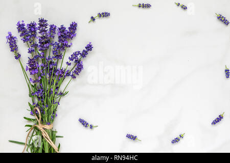 Lavendel Blumen Blumenstrauß auf weißem Marmor Tisch mit Platz für Ihren Text kopieren. top anzeigen. Flach. Hochzeit oder Tag der Frauen Hintergrund Stockfoto