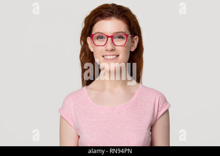 Headshot Portrait von lächelnden rothaarige junge Frau in rosa Brille Stockfoto