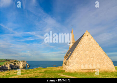 Alte Kirche in Etretat, Normandie auf den Klippen mit Blick auf das Meer während der Sunrise, Frankreich, Europa Stockfoto