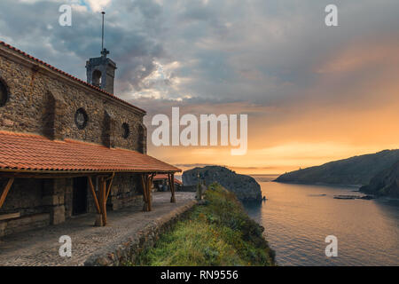 Schönen Sonnenaufgang über dem Meer in San Juan de Gaztelugatxe Insel im Baskenland, Spanien Stockfoto