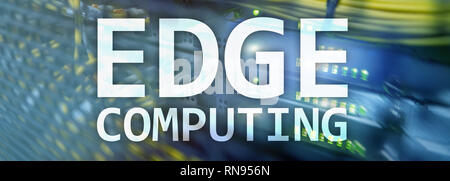 EDGE Computing, Internet und moderne Technologie Konzept auf modernen Serverraum Hintergrund. Stockfoto