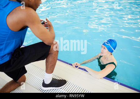 Reife Frau in Aqua Fitness Klasse Stockfoto