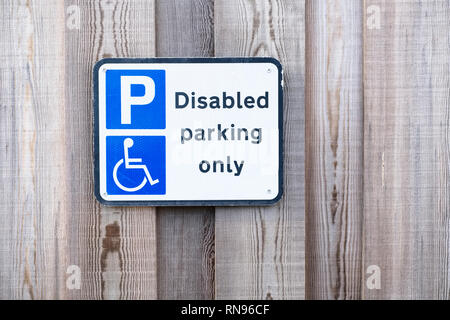 Behinderte Behindertenausweis nur am Parkplatz Schild Stockfoto