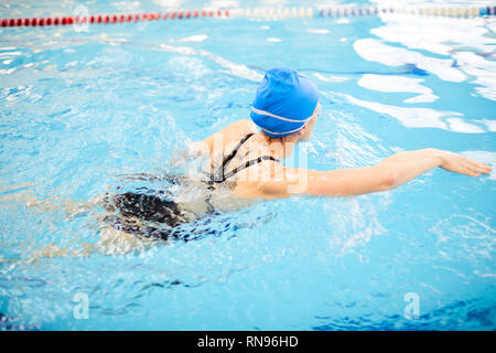 Frau Baden im Pool Stockfoto