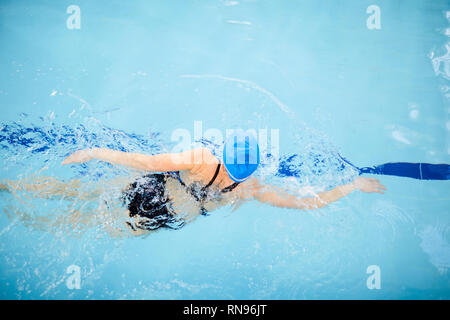 Nicht erkennbare Frau Schwimmen im Pool Stockfoto