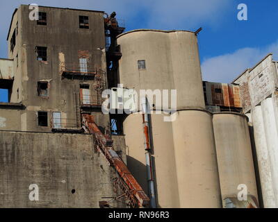 Große konkreten landwirtschaftlichen Getreide/Mais Silos komplexe nicht mehr in Gebrauch. Stockfoto