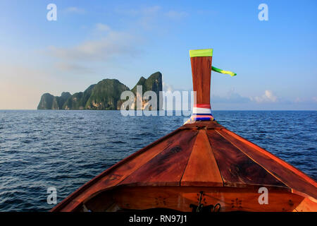 Vorderseite des Longtail-Boot gehen nach Phi Phi Leh Island in der Provinz Krabi, Thailand. Koh Phi Phi Leh ist Teil des Mu Ko Phi Phi National Marine Park. Stockfoto