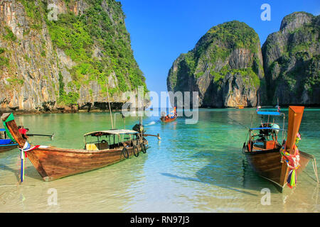 Longtail-Boote verankert in Maya Bay auf Phi Phi Leh Island, Provinz Krabi, Thailand. Es ist Teil des Mu Ko Phi Phi National Park. Stockfoto