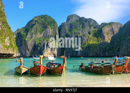 Longtail-Boote verankert in Maya Bay auf Phi Phi Leh Island, Provinz Krabi, Thailand. Es ist Teil des Mu Ko Phi Phi National Park. Stockfoto