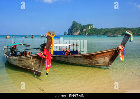 Longtail-Boote ankerten an Ao Loh Dalum Strand auf Phi Phi Don Island, Provinz Krabi, Thailand. Koh Phi Phi Don ist Teil eines marine National Park. Stockfoto