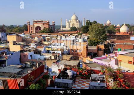 Blick auf Taj Mahal vom Restaurant auf Dachterrasse im Taj Ganj Nachbarschaft in Agra, Indien. Taj Mahal wurde 1632 von Kaiser Shah Jahan als ein Denkmal bauen
