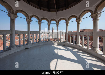 Verloren in Venedig erhalten Sie auf einige erstaunliche Architektur zu stolpern. Eine der schönsten mit einer der besten Aussichten ist die atemberaubende Scala Contarini Stockfoto
