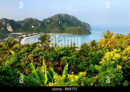 Blick auf Phi Phi Don Island von einem Aussichtspunkt, Provinz Krabi, Thailand. Koh Phi Phi Don ist Teil eines marine National Park. Stockfoto