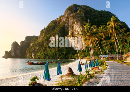 Ao Ton Sai Beach am frühen Morgen auf Ko Phi Phi Don Island, Krabi Thailand. Koh Phi Phi Don ist ein Teil der Marine National Park. Stockfoto